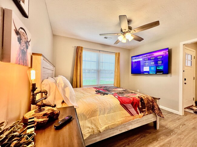 Photo - NEW Farmhouse Retreat Rustic decor and Coz...