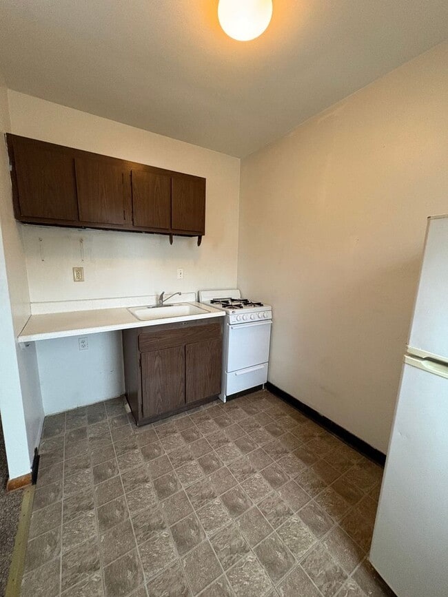 Building Photo - 50 W 7th Ave Unit #03