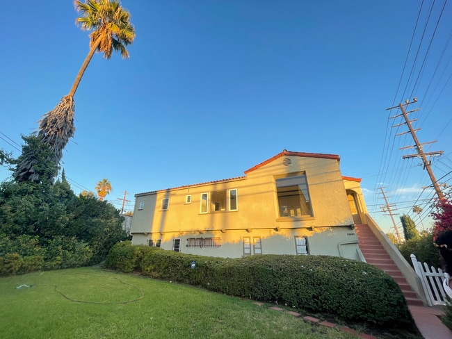 Encantador edificio de cuatro apartamentos de estilo español con 2 habitaciones y 1 baño en el corazón de Miracle Mile. - 1362 S Stanley Ave Unidad 2