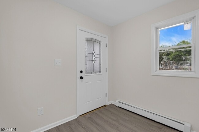 Photo - 477 Lewis St
