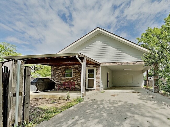 Building Photo - 1414 Record Crossing Rd Unit #B Rental