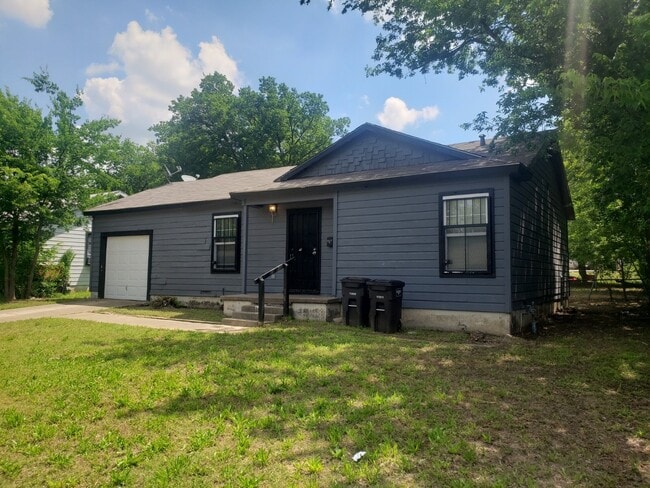 Building Photo - 3 bedroom 2 bathroom house in 76119