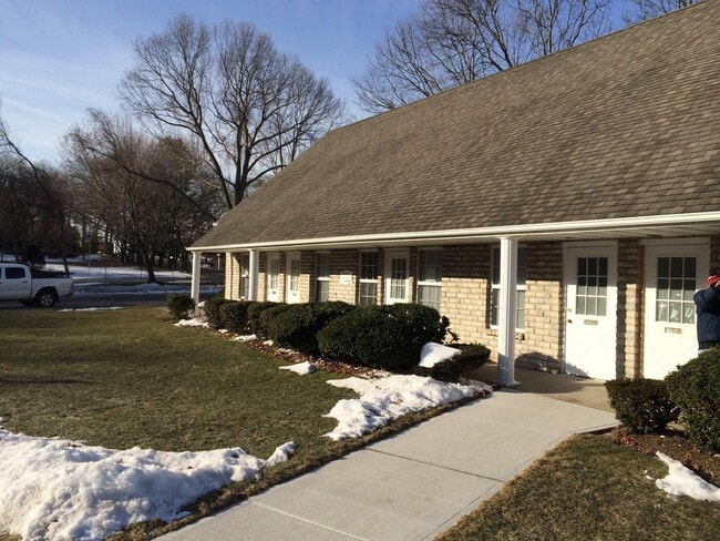 Brookwood on the Lake Apartments for Seniors
