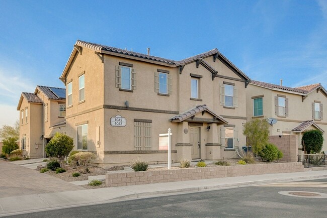 Building Photo - Stunning 3 Bed Home with Loft, Den & Upgraded Kitchen