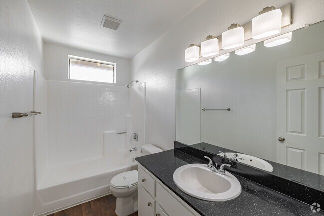 2BR, 2BA - 1,000SF - Bathroom