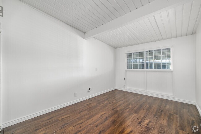 1BR, 1BA - 604SF - Bedroom