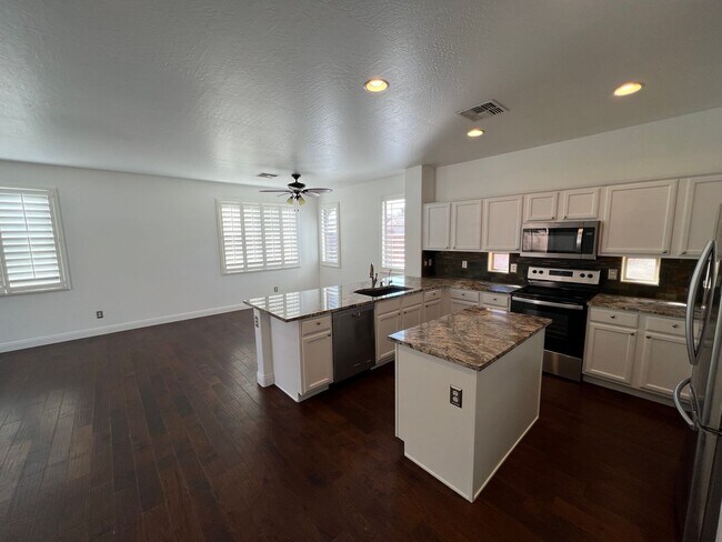 Photo - AVAILABLE NOW IN SEVILLE, GILBERT!!!