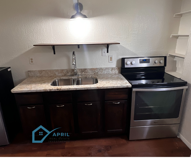 Kitchen with granite counters - 2055 W Summit Ave Apartments