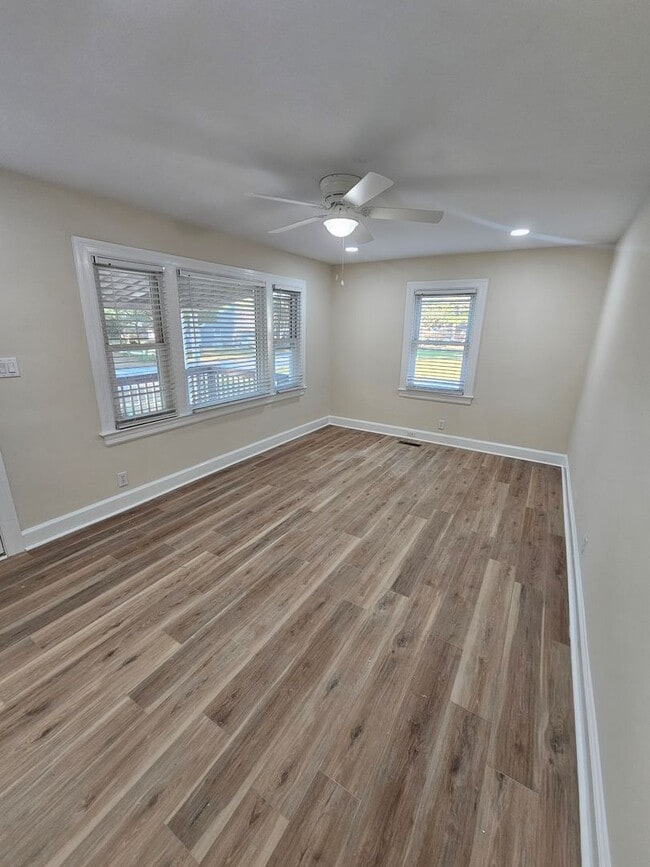 Photo - 610 Lynwood Ave NE