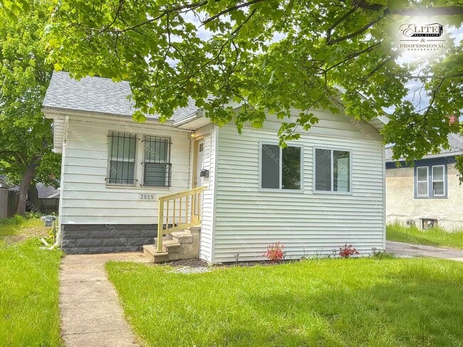 Building Photo - Charming Pet-Friendly 2BR Home with Fenced Yard & Modern Amenities in Flint!