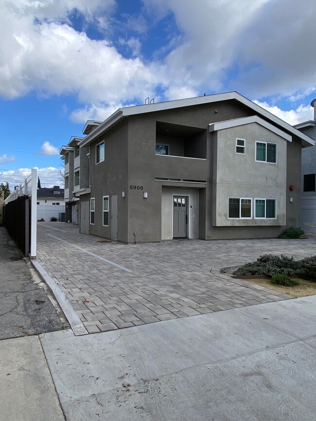 Pull up and Park right in front of your door - 5906 Murietta Ave Casa Adosada
