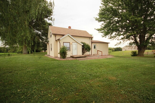 Building Photo - Updated home on 1 acre lot