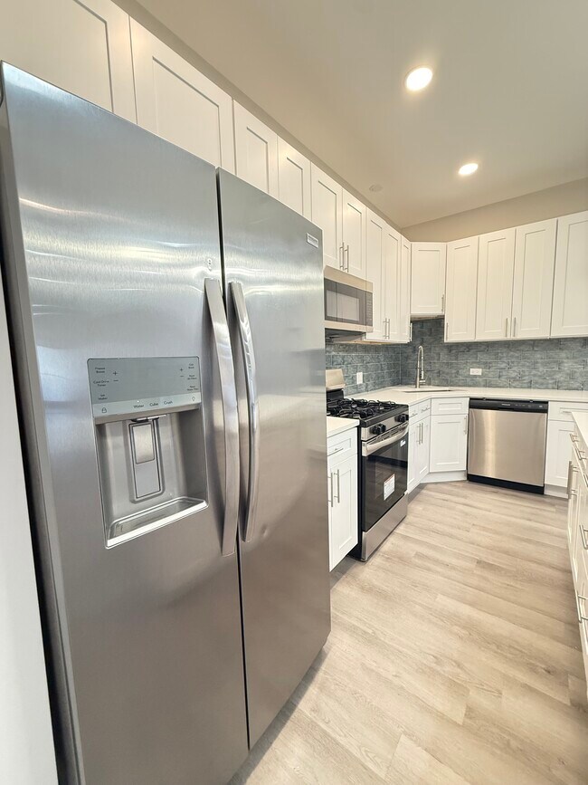 5549 N Lincoln Ave Unit 1