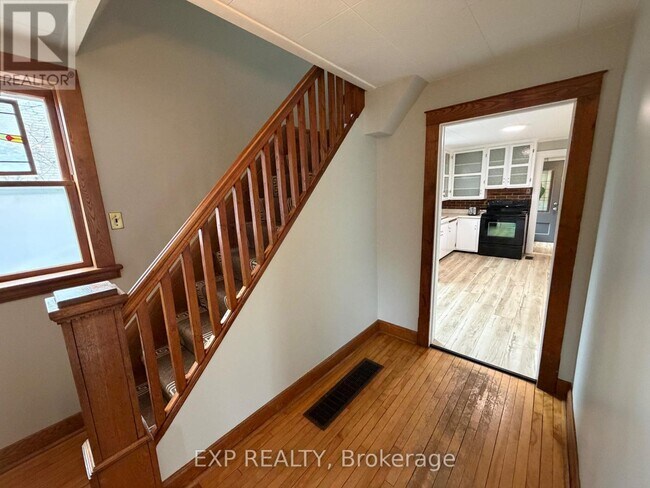 Photo - 6145 Abbott St E