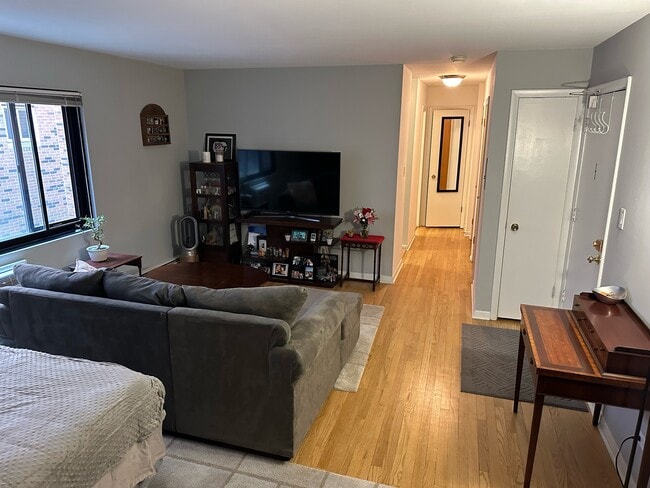 Building Photo - 2336 N Commonwealth Ave Unit 303