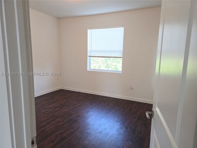 389 NE 5th Pl