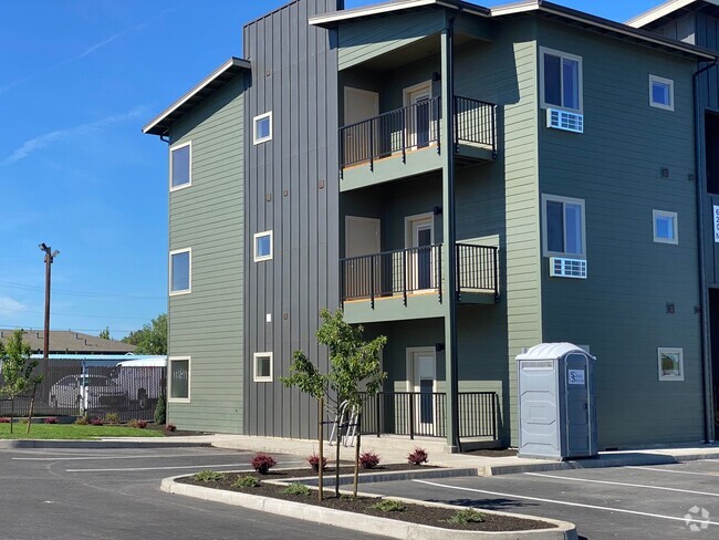 Building Photo - Studio Apartment in the Heart of Redmond Unit 303, studio