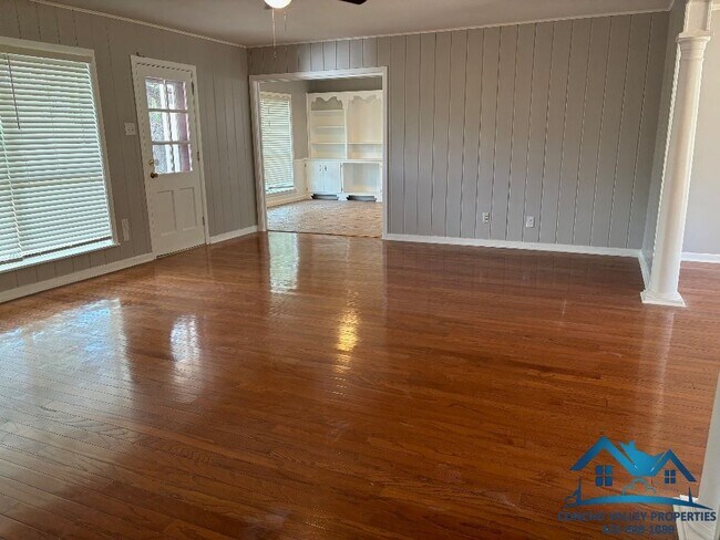 Photo - 2661 Oxford Ave