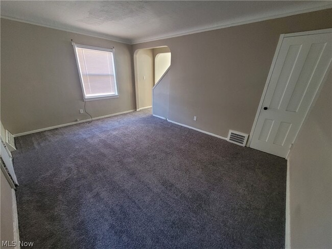 Photo - 255 E 250th St