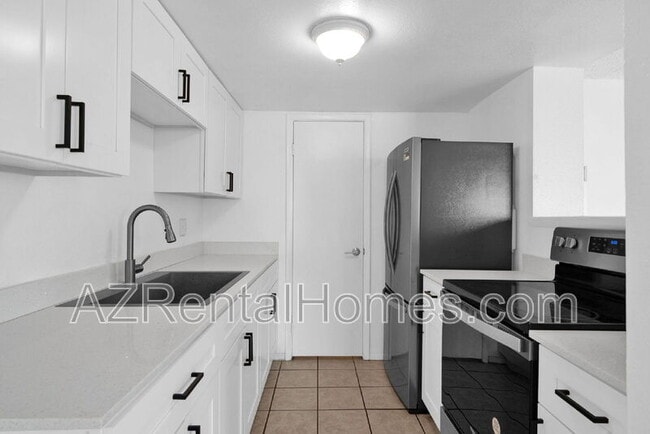 Building Photo - 4715 E Jones Ave