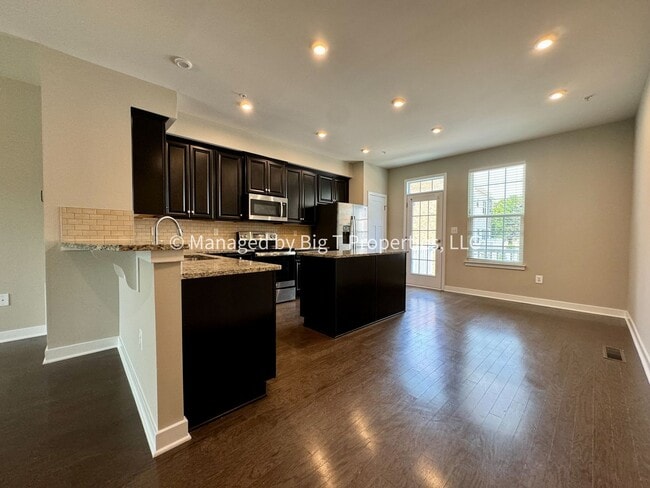 Photo - Walk to Largo Metro!