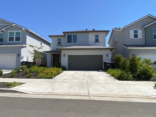 Two-story home in NW Visalia home coming s... - Two-story home in NW Visalia home coming s...
