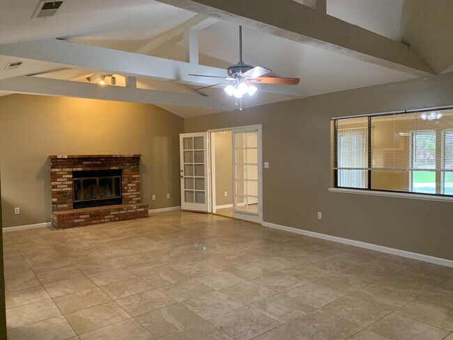 Photo - NW Bakersfield home with a pool!