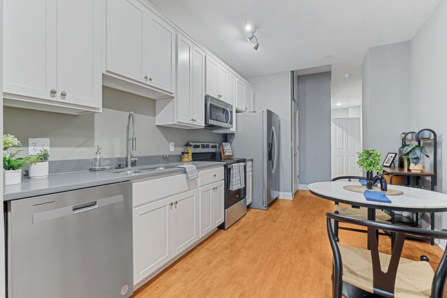 300 W Fayette St