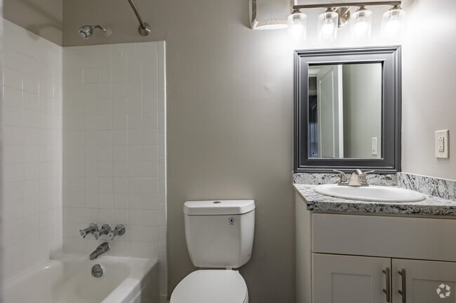2BR, 1.5BA - 943SF - Bathroom