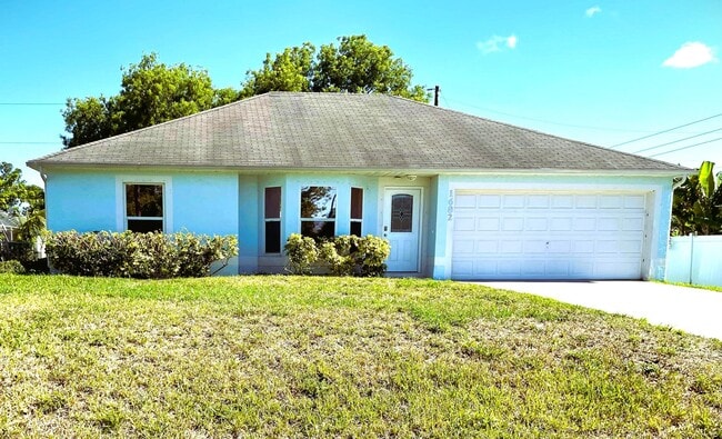 Building Photo - 1682 SW Glacador Ave