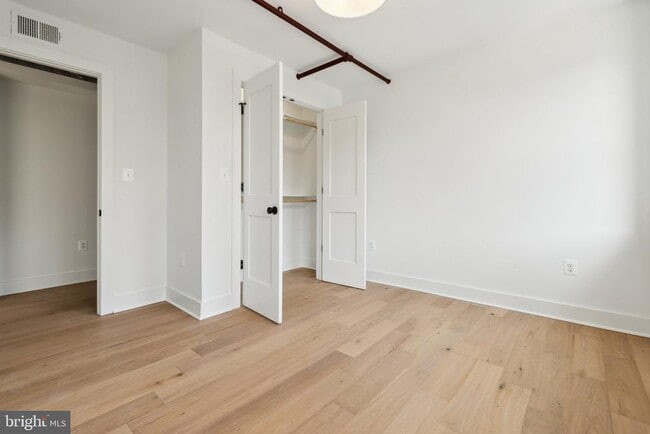 Building Photo - 901 King St Unit 203