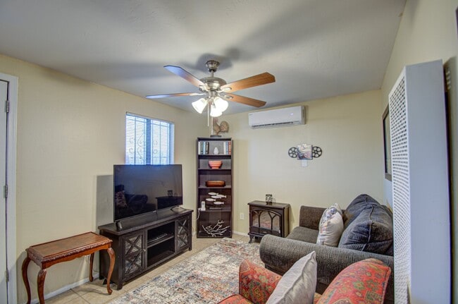 Photo - 328 N 12th St