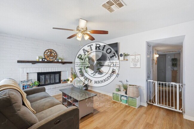 Photo - 307 W Wickieup Ln