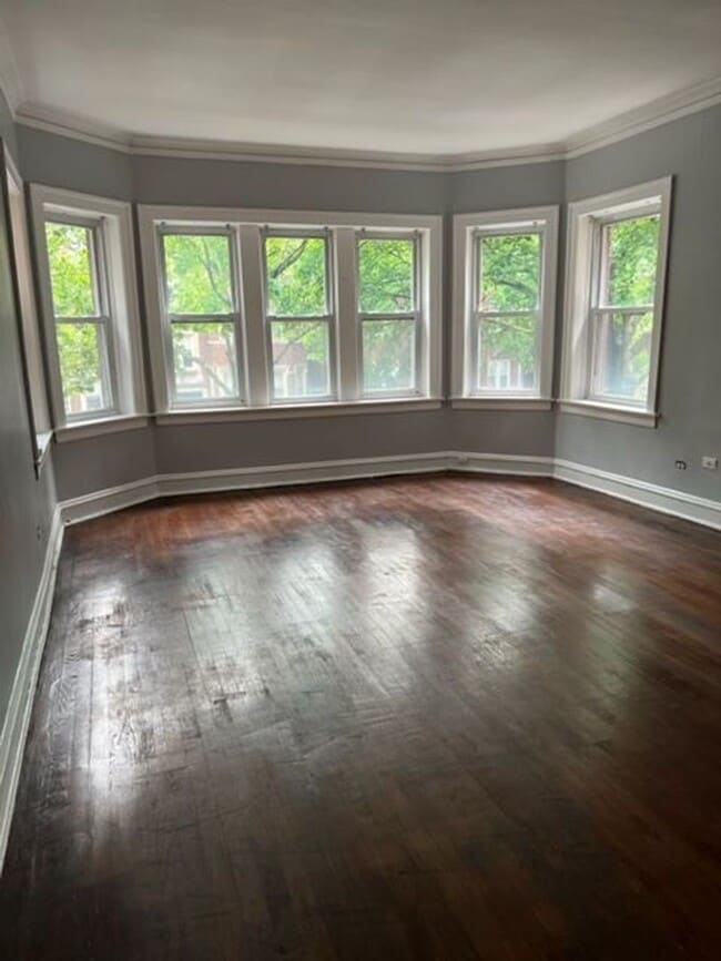 Building Photo - 8038 S Maryland Ave Unit 3