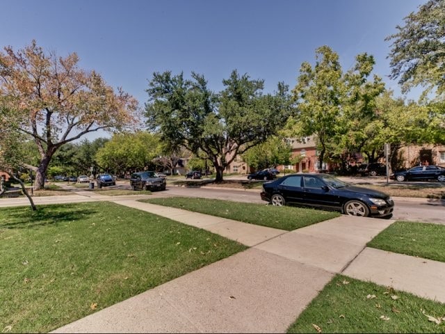 Estacionamiento en la calle - McFarlin Place Apartments