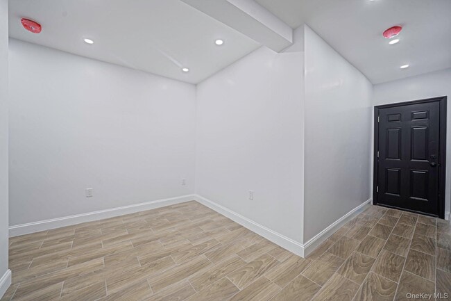 2775 Pond Pl