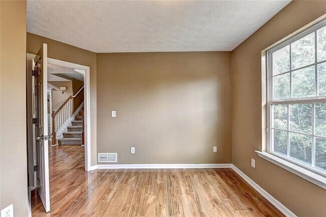 Photo - 670 Roxford Ln NE