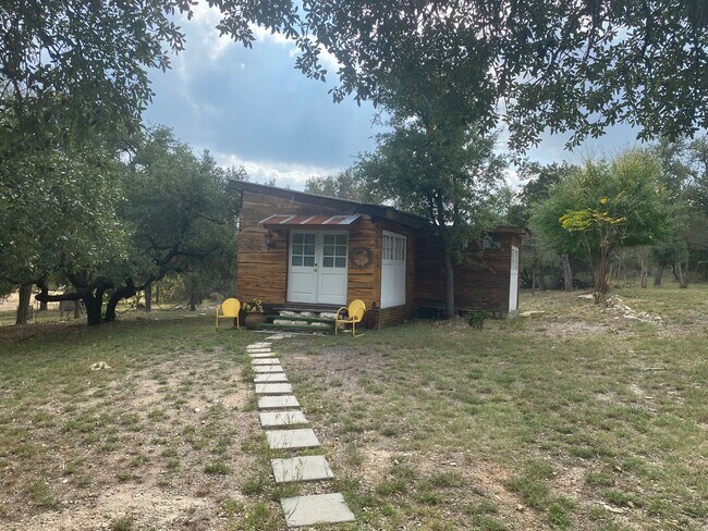 Building Photo - 10518 Signal Hill Rd Unit Cabin-B