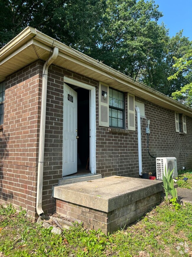 Building Photo - 2 Bedroom/1 Bath Duplex at 423 Cedar Valle... Rental