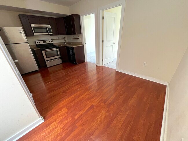 Sala de estar y cocina - 1704 Cecil B Moore Ave Unidad Entire  2