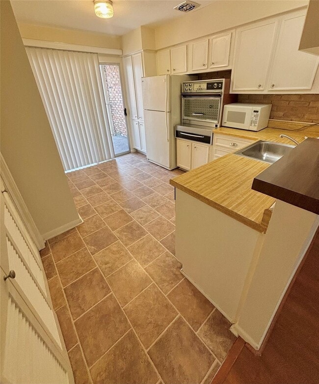 Building Photo - 2727 Briarhurst Dr Unit 21