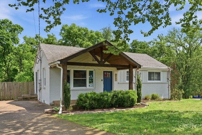 Building Photo - Charming Renovated Home with Spacious Yard & Detached Garage in South Nashville