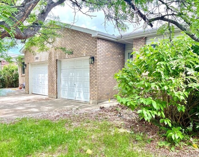 Building Photo - Beautiful 2 Bed/1 Bath Ranch Style Townhome!