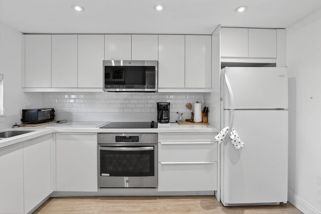 Building Photo - 9820 S Hollybrook Lake Dr Unit 306