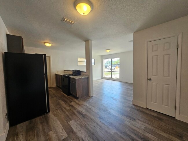 Photo - 1040 Hickory Ln