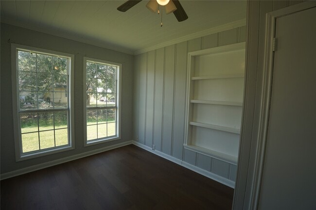 Photo - 306 Center Way