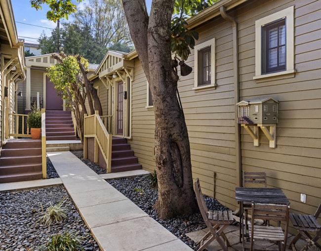 Building Photo - Adorable 1 bed / 1 bath Stand-Alone Bungalow in the Heart of Echo Park with Laundry & Parking Unit 1712 1/2
