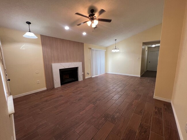Building Photo - 3-Bedroom Home with a Big Backyard in Kill...