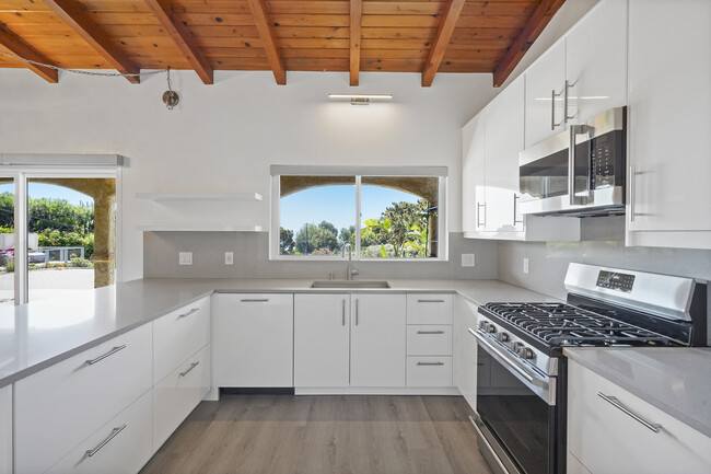 All new appliances, counters, soft close drawers - 31259 Bailard Rd House