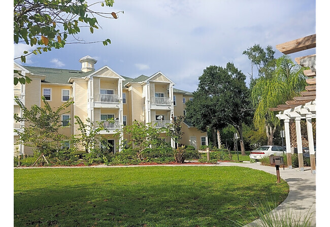 Laurel Oaks Senior Apartments Exterior - Laurel Oaks Senior Rental